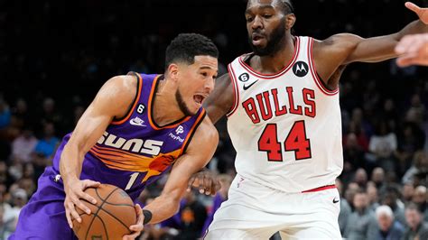 Devin Booker scores 51 points in 3 quarters, Suns rout Bulls.